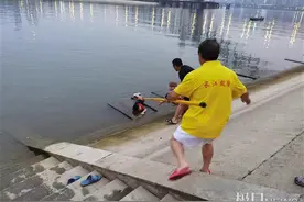小男孩掉进江中抓住台阶喊救命，众人合力将其救上岸图片