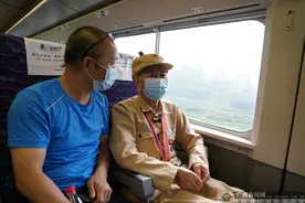 相隔近70年 两位抗美援朝老兵再相聚（组图）图片