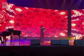 优美抒情！刘玉霞表演小提琴独奏《花儿为什么这样红》图片