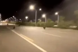 大场面！“鬼火少年”深夜骑改装“电驴”炸街，警察叔叔也来看“表演”，结局不出所料图片