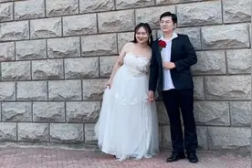 校园情侣穿婚纱拍毕业照：想留下美好纪念视频封面