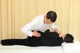 杭州23岁漂亮女白领站不起来了：我怎么成了长短腿！网友：吓得我赶紧改坐姿图片