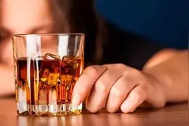 女性饮酒与降低怀孕几率有关？月经周期后半段要谨慎哦图片