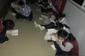 寂静无声！济南一中学晚自习突然停电，学生在应急灯下“追光”学习图片