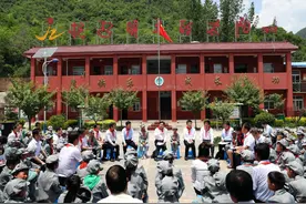 托起明天的太阳，让红色基因代代相传图片