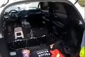 小轿车没座椅，男子坐塑料板凳开车还未系安全带视频封面