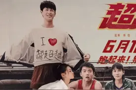 苗苗晒与老公郑恺另类同框照 嘟嘴献吻还为其擦嘴图片