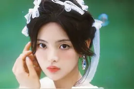 港风美少女！杨超越纯白花嫁大片出炉 宛如落入凡间的精灵图片