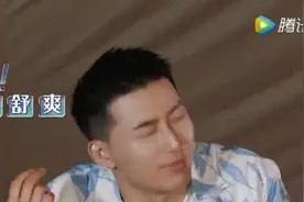 “怕痒星人”窦骁泡着脚尝试采耳 表情逐渐失控仿佛被“电击”图片