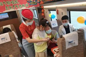 吃粽子带五彩绳 高铁上感受端午习俗图片