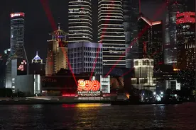 庆祝建党百年华诞，20米高灯光艺术标识在上海黄浦江畔落成图片
