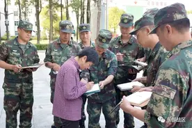 她一走出礼堂，营区秒变大型追星现场图片