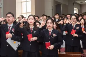 致青春、启征程！坚持为每位学生颁发毕业证，南外校长“太暖心”视频封面