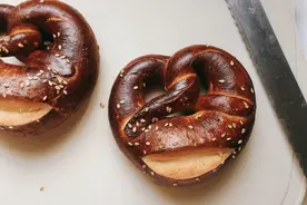 「PRETZELS」不过碱水的德国普雷结碱水面包图片