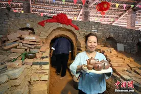 广西钦州千年坭兴陶古龙窑开窑图片