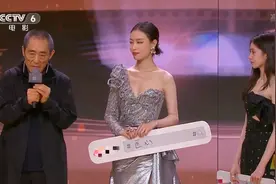 两代谋女郎倪妮刘浩存同框 听了张艺谋的寄语后 刘浩存哭了 倪妮暖心安慰图片