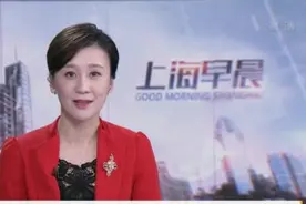屋中吊顶异响不断  原是“缘分小鸟”安了家