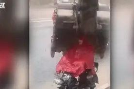 暴雨中挖掘机司机用铲斗为电动车主遮雨？网友怒了：违规操作图片