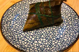 迪丽热巴晒粽子照片祝网友端午安康 网友笑问：酸奶疙瘩馅的？图片