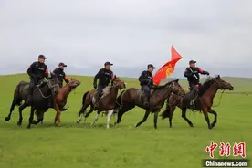 中俄边境特警骑巡队：无死角的守护图片