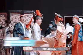 那英被指在综艺中排挤杨紫还上脚踢 两人发文相约一起组队图片