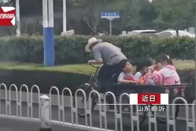 温馨又心酸！爷爷弓腰卖力蹬三轮车接孩子们放学图片