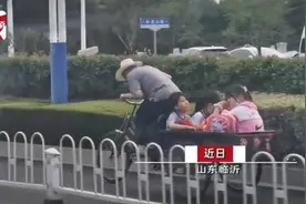 温馨又心酸！爷爷弓腰卖力蹬三轮车接孩子们放学图片