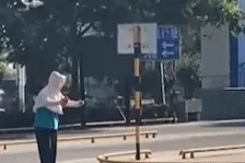 山东一女子“真空练车”视频火了！教练：考前紧张，跑出去比划比划图片