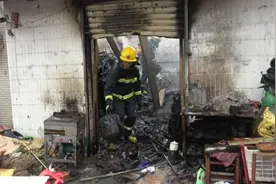 民房着火内有大量易燃易爆物，消防员抢出9个煤气罐视频封面