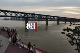 凭江乘凉，共赏夕阳图片