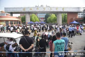 2021德州中考开考，6.6万余名学子步入考场图片