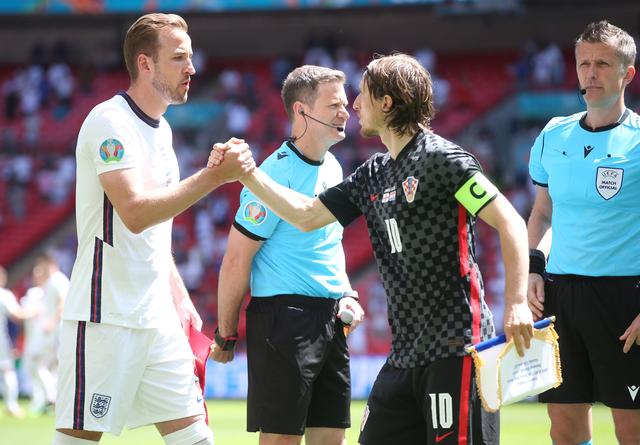 英格兰1-0复仇克罗地亚：打破首秀不胜纪录，斯特林建功
