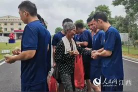 老人送来粽子鸭蛋！这帮“孩子”的故事瞒不住了…图片