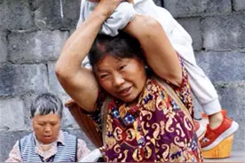 背篓是湘西的特色：背柴草的，背物品的，还有背孩子的图片