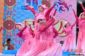 四川茂县羌族民众载歌载舞欢庆瓦尔俄足节图片