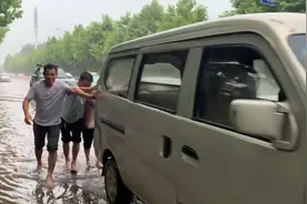 枣庄突降暴雨，多辆汽车半米积水中熄火！山东迎来大范围降雨，这些地方仍有暴雨图片