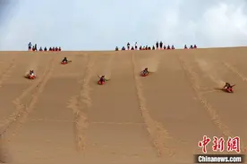 敦煌鸣沙山现“滑沙听雷”奇观 千年端午民俗载“文化记忆”图片