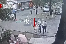 回收的旧洗衣机放在路边突然不见了，民警调监控看到两人抬着洗衣机飞跑图片