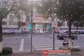 钦州一学校生活区新门选址引争议，教育局回应：将排除隐患图片