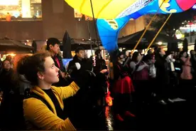 巴黎连续两夜上演千人狂欢 专家担忧集体感染风险图片