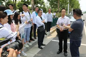 停车不用发愁车位、收费一目了然……媒体记者采访团点赞郑州“智慧停车”系统图片