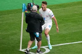 欧洲杯历史最远进球！捷克2-0苏格兰，希克中场吊射破门图片