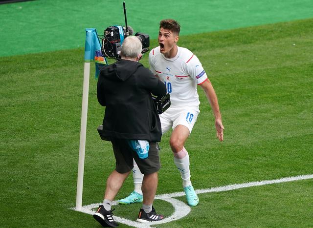 欧洲杯历史最远进球！捷克2-0苏格兰，希克中场吊射破门