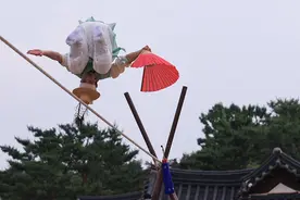 韩国首尔传统杂技艺人表演高空走钢丝图片