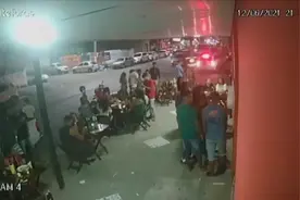 巴西一名女司机倒车撞向酒吧外的人群 随后逃离现场图片