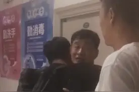 毕业生嚎啕大哭泪别宿管大叔：他像家长，感谢4年照顾图片