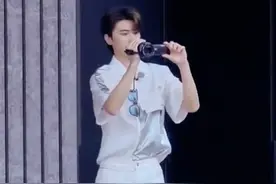 宠粉狂魔！蔡徐坤录制节目持摄像机反拍场外应援粉丝图片