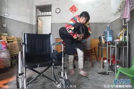 00后女孩邹晴背着偏瘫妈妈上大学 如今再带妈妈实习图片