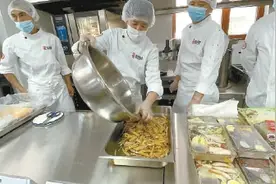 荤菜只需6分钟，素菜分分钟上桌，石景山一自行车棚变身社区食堂图片