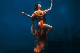 看完水下舞蹈不过瘾？看看三亚海底的水下模特摄影图片